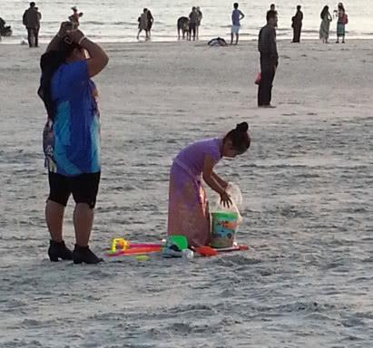 女孩去海滩玩耍,为什么身体最好不要埋进沙子里 后果比较严重