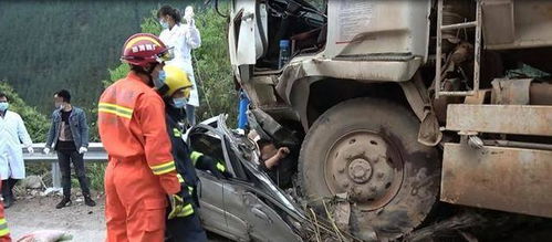 车祸猛于虎 罗城两车相撞,小轿车钻入货车底,两人不幸身亡