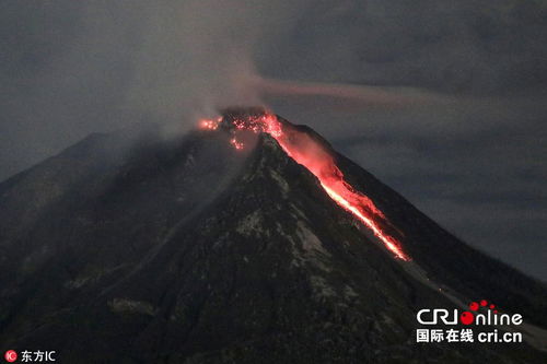 印尼锡纳朋火山再次喷发 熔岩迸发照亮黑夜 高清组图 