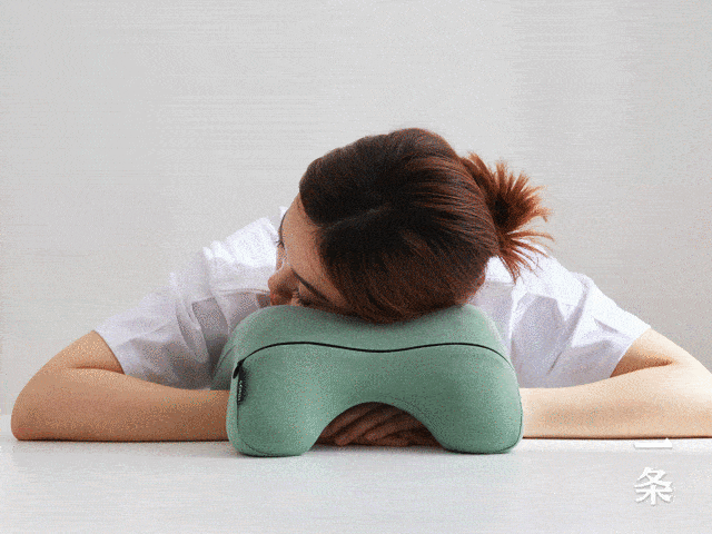 是午睡枕也是颈枕,人体工学设计,帮你睡得舒服
