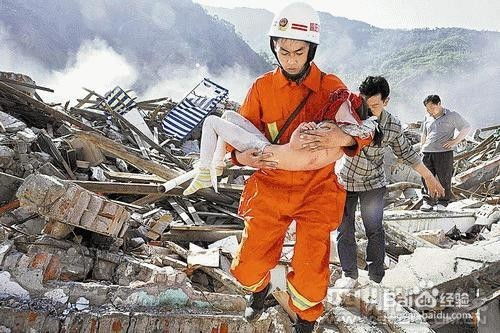 地震發(fā)生時躲在什么空間(地震發(fā)生時如何第一時間科學(xué)避震？這些常識要記牢→)