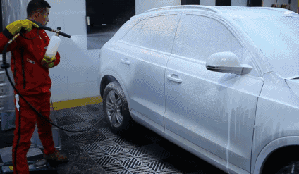 为什么汽车漆面越开越显旧 其中的原因就是 你不会 洗车