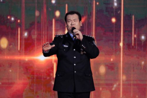 警察励志正能量音乐—吕继宏演唱过一首歌曲，歌词有一句是人民警察是我骄傲的姓名，歌名是什么？