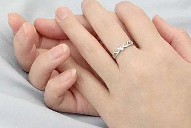 女生右手中指戴戒指什么意思 十个手指戴戒指的意义