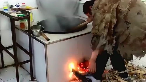 大爷烧火做菜还能把鞋给烧着了,这样简直太危险了,吓得大爷连鞋都不要了 
