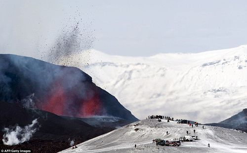 冰岛火山爆发时的壮观景象