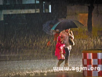 梦见暴雨雷鸣