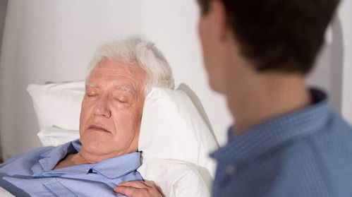 为何老人去世前会说一些胡话 医生 老人临终前,往往有4种表现