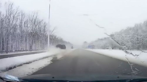 雨雪天气出行,一定要注意湿滑的路面,做好防滑措施 