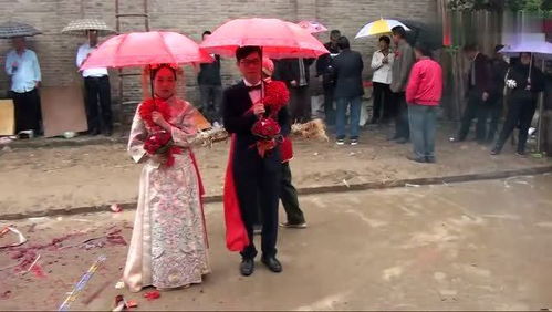 下雨天娶媳妇,进家风俗好搞笑,新郎新娘打着雨伞办婚礼 