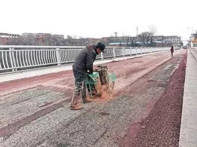 尖岗水库堤坝道路刚修就成 豆腐渣