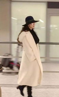 林志玲蜜月后走机场,奶白大衣配礼帽变日系贵妇,穿搭风格都变了