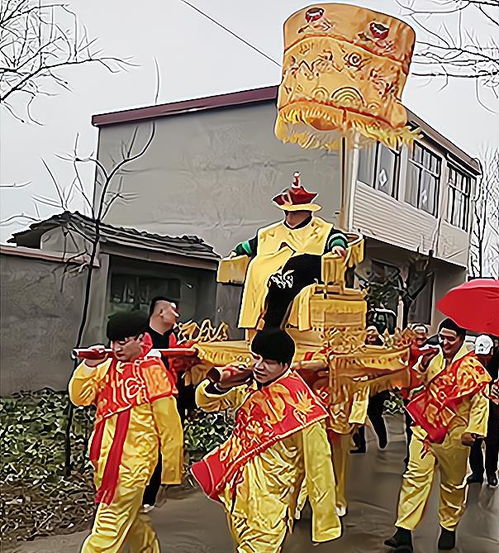 安徽 男孩举办 剪辫 仪式,穿龙袍坐轿子游街,疑是当地风俗