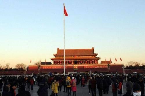 现在北京天安门每天早晨几点升国旗啊 