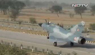 印度空军幻影2000战机在高速公路练降落 