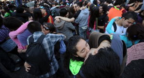 智利首都100多名学生集体接吻呼吁教改 