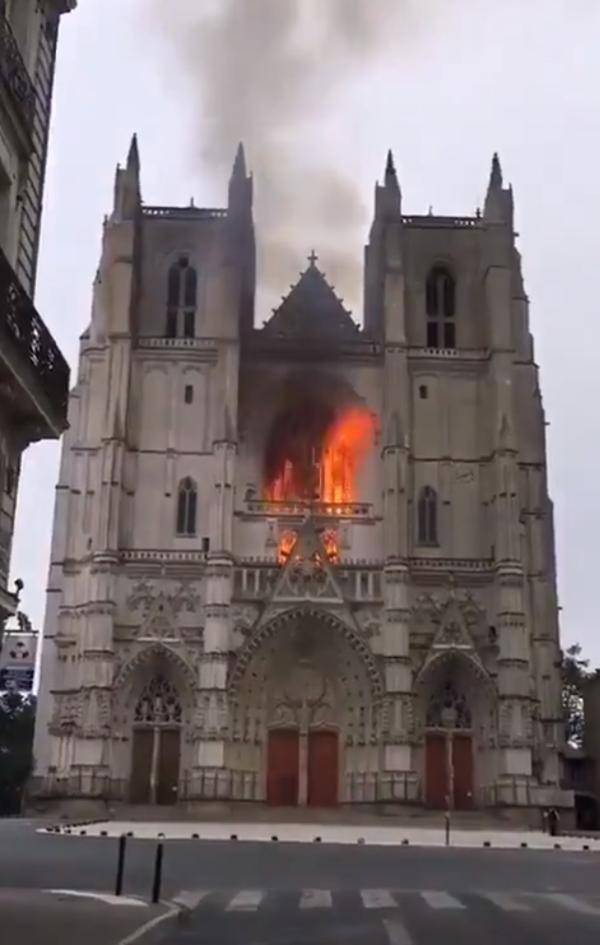 法国南特大教堂发生火灾 现场已被警方封锁