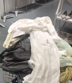 女子屡次撕扯店家衣服,损坏衣服三十多件 是心理问题还是报复