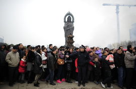 正月初五各地迎财神 为龙年祈福许愿 