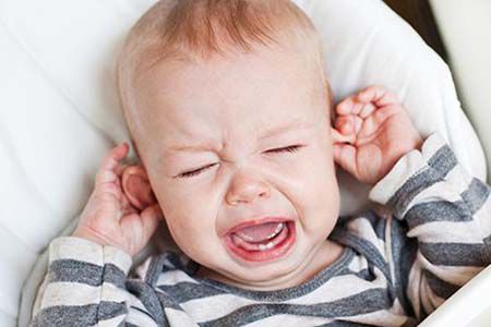 宝宝有这些异常反应,小心是得了中耳炎
