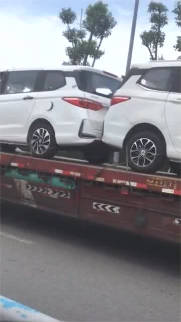 明明只能拉3台车,老板非让拉4台,只好这样办了 