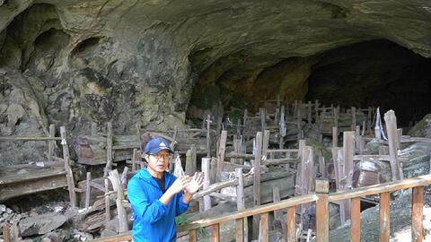 贵州发现一神秘山洞,里面竟放满了棺材,还有一大叔常年在此守护