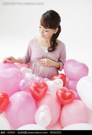 粉色气球里的怀孕的女人 