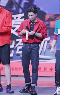 李易峰身穿红色衬衫亮相活动,清爽短发戴着大金链,非常的帅气