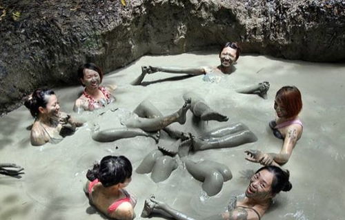 南美洲泥浴温泉脏到不行,却有很多游客慕名而来,女生很是喜欢