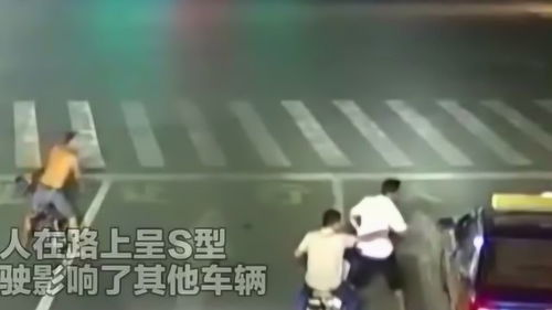 嚣张 实拍三名醉酒男当街乱行驶 被提醒后暴怒弃车打人 已被处罚 