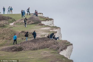 拍照需谨慎 女子旅游为拍出凌空效果坠悬崖身亡 组图 