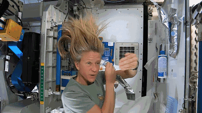 航天员在空间站能洗澡吗(出差太空两个月，航天员工作生活还好吗)