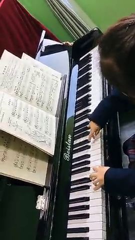 日常学生弹钢琴 