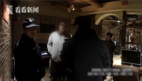 男子网吧吸烟被查自称残疾 用头撞墙喊 警察打人