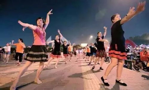 练舞功广场舞教学视频,广场舞旋风来袭!手把手教他们练习舞蹈。