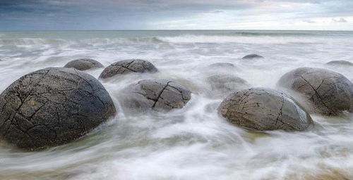 漲潮時,海水上漲,波浪滾滾,景色十分壯觀;退潮時,海水悄然退去,露出一