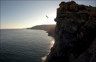 摄影师用连续镜头展示悬崖跳水全过程 