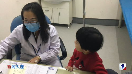 泪目刷屏 大连这位儿科医生边挂着点滴边给孩子看病 