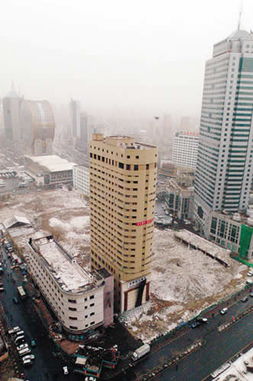 沈阳23层高楼成功起爆 为该市爆破最高楼 