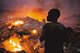 海地地震发生后,一名海地少年眺望已成废墟的家园。