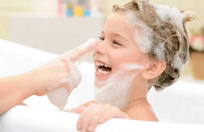 孩子洗脸还在用自来水 原来这种水更健康 