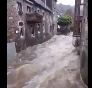 德国一地多所房屋被洪水冲塌 至少30人失踪 
