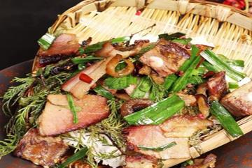 美食推荐 蒜香手撕兔 柏枝锅巴腊肉 创意老上海熏鱼制作方法