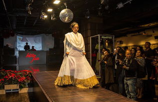 印度9名遭硫酸毁容女子登高级时装秀 