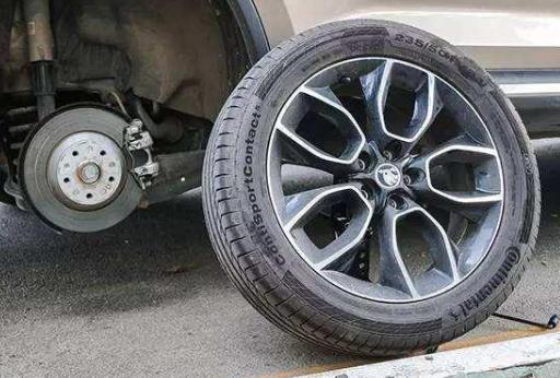 汽车的轮胎被钉子扎了,要怎样处理 是需要补胎还是换胎呢