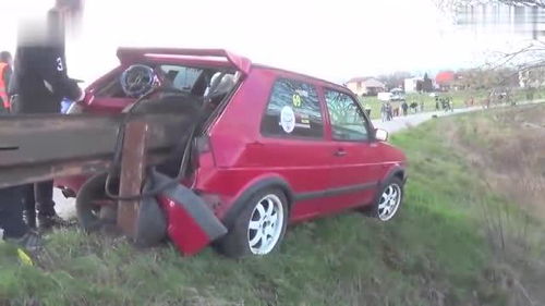 赛车乡间小道飙车,谁知前面封路一个漂移差点摔下山 