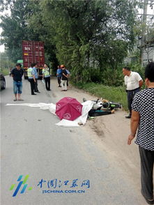 扬州一女子被车刮倒后又遭集装箱碾压身亡 现场图