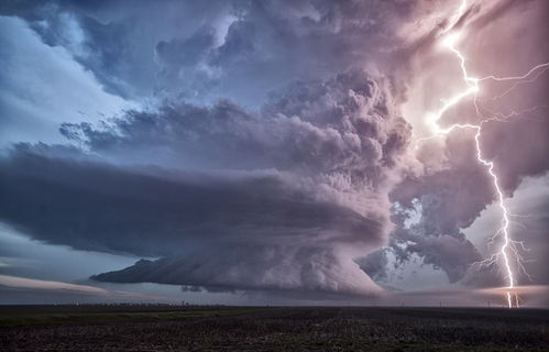 摄影师拍超级细胞雷暴云 似原子弹爆炸