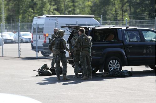 瑞典囚犯劫持两狱警想越狱,还要用狱警换披萨 宴请 狱友