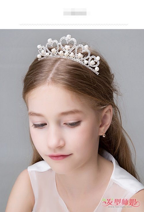 儿童公主头戴皇冠的梳扎发图片 正当流行小女孩公主头扎散发大全 